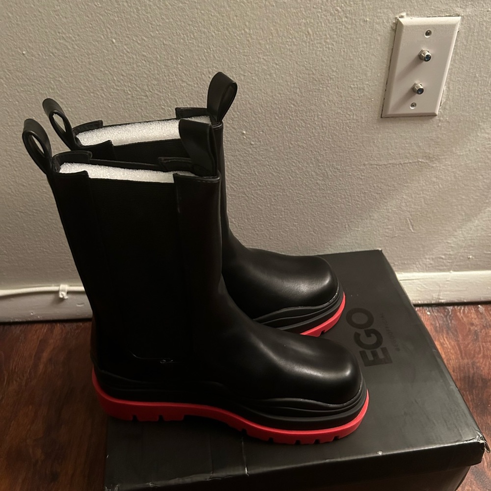 Womens Platform boots. Black with red bottoms size 9